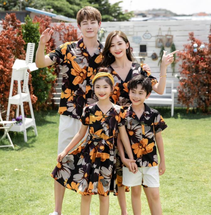親子ペアルック 夏新作 家族お揃い 夏ウェア セット服 メンズ レディース キッズ 黒地に大きい花柄 男性用 半袖アロハシャツ＋ショートパンツセット 女性用 総柄Vネックショート丈トップス＋膝丈スカート 腰紐有り シャツワンピース 旅行 カジュアル美品 単品価格 2