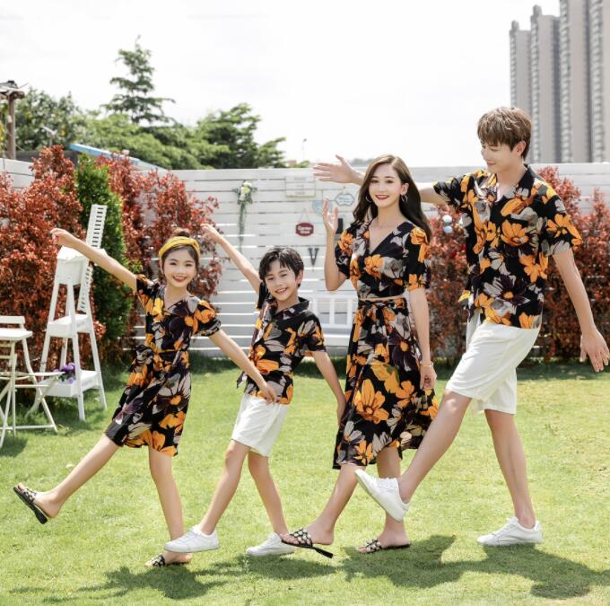 親子ペアルック 夏新作 家族お揃い 夏ウェア セット服 メンズ レディース キッズ 黒地に大きい花柄 男性用 半袖アロハシャツ＋ショートパンツセット 女性用 総柄Vネックショート丈トップス＋膝丈スカート 腰紐有り シャツワンピース 旅行 カジュアル美品 単品価格 3