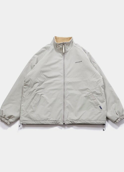 【APPLEBUM】アップルバム REVERSIBLE BOA JACKET (GRAY/BEIGE) リバーシブルブルゾン 2つの異なる素材のリバーシブルジャケット 【 ボアの温もり × ツイルのクリーン】 ボアフリースとマットな質感のポリエステル地を使用したリバーシブルジャケット。 2つの異なる素材で、気分やコーディネートに合わせて使い分けが可能な着回し力抜群のアイテムです。 ボアフリース面は暖かみがあり、ナイロンツイル面はスムースでクリーンな印象を与えます。シーンに合わせて、さまざまなスタイルを楽しめる一着です。 【Gray/Beige/着用モデル】身長 178cm着用サイズ XL素材表地:ナイロン100%裏地:ポリエステル100%サイズ (約)M 着丈68cm 身幅66cmL 着丈73cm 身幅71cmXL 着丈75cm 身幅75cm 5