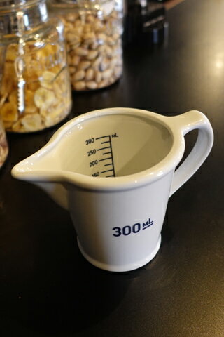 【ミルク ピッチャー 陶器 ジャグ 目盛付き 300ml おしゃれ 調理器具 ギフト アンティーク調 アンティーク風】セラミックメジャージャグ300ml