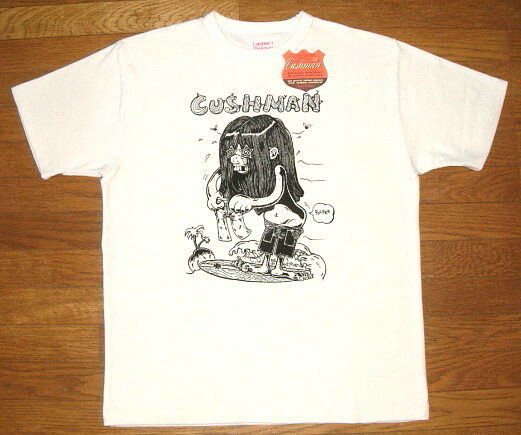 25周年記念 【CUSHMAN クッシュマン】 100%コットン パイル & 天竺生地 【A&A PRINTING Dr.Aku】氏 デザイン 半袖 プリント Tシャツ (クリーム) 白 オフホワイト メンズ サーフィン サーファー サーフ ヒッピー パイル生地 タオル生地 ホットロッド バイカー
