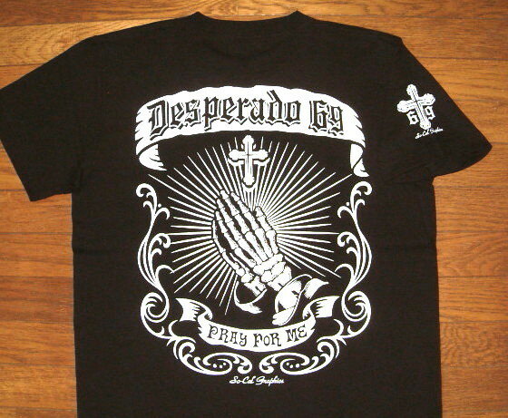 【DESPERADO 69 デスペラード69】 ヘビーオンス コットン生地 メキシカン チカーノ柄 半袖 Tシャツ ≪PRAY HAND SKULL プレイハンド スカル≫ (BLACK×WHITE) ホットロッド バイカー ローライダー 祈り手 骸骨 ボーンズ プレイングハンド 聖母マリア ブラック 黒 ホワイト 白