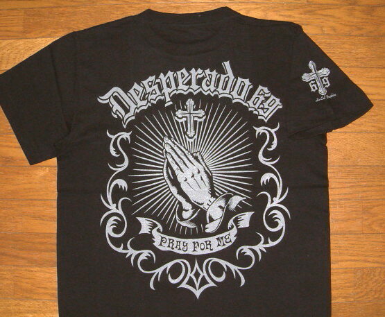 【DESPERADO 69 デスペラード69】 ヘビーオンス コットン生地 メキシカン チカーノ柄 半袖 Tシャツ ≪PRAY HAND プレイハンド≫ (BLACK×CHARCOAL) ホットロッド バイカー ローライダー 祈り手 プレイングハンド 聖母マリア クロス 十字架 ブラック 黒 チャコール グレー 灰