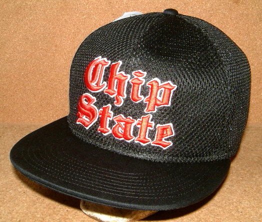 楽天JUNK HOUSE WEST【CHIPPS COMPANY チップスカンパニー】 オリジナル フラットバイザー ニューエラ キャップ スタイル 3D 立体刺繍 入り メッシュキャップ ≪CHIP STATE≫ （ブラック×ブラック） 黒 スケーター スケート バイカー ホットロッド ヒップホップ HIP HOP NEWERA CAP 帽子 刺繍