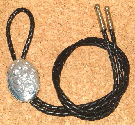 USA入荷 【AUSTIN ACCENT オースティン・アクセント】 レザー製 4つ編み ロープ ＆ ジャーマンシルバー エングレーブ シルバーコンチョ 付き ループタイ ボロタイ ポーラータイ ロープタイ ネクタイ カウボーイ ウェスタンジュエリー 唐草模様 カービング FUNNY ファニー