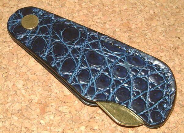 限定生産 本藍染め 【DOLCE VITA ドルチェヴィータ】 高級 ポロサス クロコダイル 入江ワニ 皮革 包み仕様 ブラス製 真鍮製 携帯用 小型 シューホ...