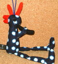 【R4T】 【KOKOPELLI ココペリ】 【LOCOPELLI ロコペリ】 ネイティブアメリカンの精霊 笛を吹き幸せを運ぶ インディアンの妖精 幸運のお守り 日本伝統模様 和柄 手拭い 豆絞り 豆しぼり 水玉 ドット ぬいぐるみ ストラップ 「全長約17cm」(ネイビー) 紺 人形 カチナ カチーナ