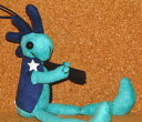 【R4T】 【KOKOPELLI ココペリ】 【LOCOPELLI ロコペリ】 ネイティブアメリカンの精霊 笛を吹き幸せを運ぶ インディアンの妖精 高級 スウェードレザー素材 皮革製 ベアパウ 熊の手 ベスト 着用 ぬいぐるみ ストラップ 「全長約17cm」 (ブルー) 青 紺 人形 カチナ カチーナ