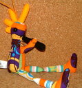 【R4T】 【KOKOPELLI ココペリ】 【LOCOPELLI ロコペリ】 ネイティブアメリカンの精霊 笛を吹きながら幸せを運んでくる インディアンの妖精 幸運のお守り ハワイアン フラワー柄 花柄 パッチワーク ぬいぐるみ ストラップ 「全長約17cm」 (オレンジ) 人形 カチナ カチーナ