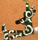 【R4T】 【KOKOPELLI ココペリ】 【LOCOPELLI ロコペリ】 ネイティブアメリカンの精霊 笛を吹きながら幸せを運んでくる インディアンの妖精 幸運のお守り 日本伝統模様 和柄 唐草模様 泥棒 ぬいぐるみ ストラップ 「全長約17cm」 (グリーン) 緑 人形 カチナ カチーナ ホピ族