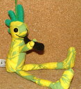 【R4T】 【KOKOPELLI ココペリ】 【LOCOPELLI ロコペリ】 ネイティブアメリカンの精霊 笛を吹きながら幸せを運んでくる インディアンの妖精 幸運のお守り ハワイアン フラワー柄 花柄 ぬいぐるみ ストラップ 「全長約17cm」 (グリーン) 緑 黄 人形 カチナ カチーナ ホピ族