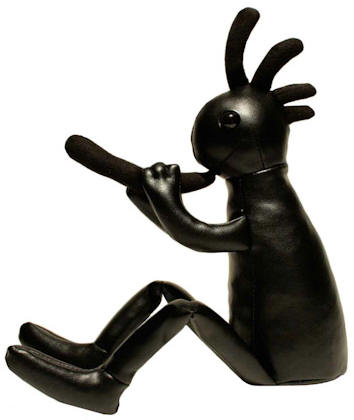【R4T】 【KOKOPELLI ココペリ】 【LOCOPELLI ロコペリ】 ネイティブアメリカンの精霊 笛を吹きながら幸せを運んでくる インディアンの妖精 幸運のお守り 高級 レザー素材 皮革製 ぬいぐるみ ドール 「全長約34cm」 (ブラック) 黒 人形 カチナ カチーナ ホピ族 HOPI族 ズニ族 [3]