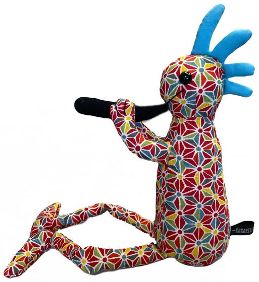 【R4T】 【KOKOPELLI ココペリ】 【LOCOPELLI ロコペリ】 ネイティブアメリカンの精霊 笛を吹きながら幸せを運んでくる インディアンの妖精 幸運のお守り 日本伝統模様 和柄 麻の葉模様 ぬいぐるみ ドール 「全長約34cm」 (レッド) 赤 白 人形 カチナ カチーナ ホピ族 HOPI族 [3]