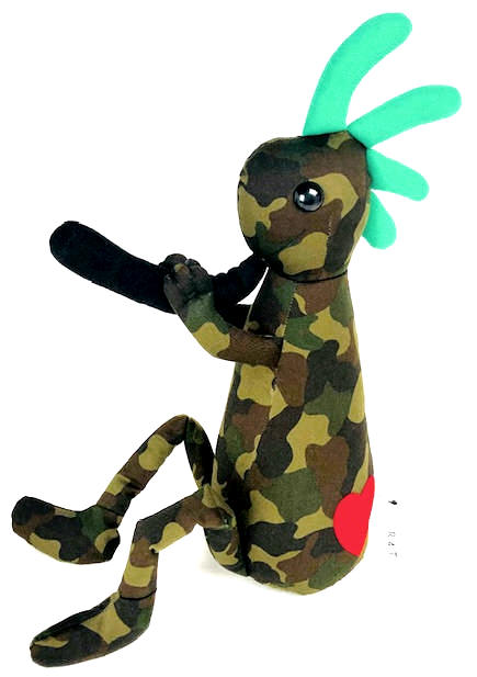 【R4T】 【KOKOPELLI ココペリ】 【LOCOPELLI ロコペリ】 ネイティブアメリカンの精霊 笛を吹きながら幸せを運んでくる インディアンの妖精 幸運のお守り カモフラージュ カモフラ柄 迷彩柄 ハート付き ぬいぐるみ ドール 「全長約34cm」 (グリーン) 緑 人形 カチナ カチーナ [3]