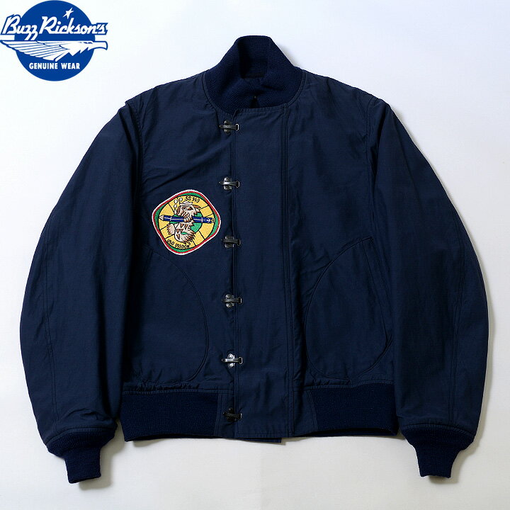 身 幅 肩 幅 着 丈 袖 丈 36 54cm 44cm 61cm 62cm 38 56cm 46cm 63cm 63cm 40 59cm 47cm 64cm 65cm 42 61cm 48cm 66cm 67cm 44 62cm 50cm 68cm 68cm &nbsp; ※当店で扱う商品の中には非常にデリケートなパーツを使用しているものがありますので、取扱いにはご注意下さい。※商品の写真はお使いのディスプレイによって実物と若干色が異なって見える場合があります。※商品は実店舗でも並売しているため、売り切れの際は御容赦下さい。※サイズ表記について商品の性質上、同商品でも誤差がございます。サイズ一覧はあくまで目安としてお考え下さい。※当店で取り扱っている商品の中には数年、十数年前の商品がございます。取扱いには十分注意しておりますが経年による若干の変化がある場合がございます。レザーは鞣しや元々の傷、色ムラ、シワなどが見られますが商品の特性して予めご理解下さい。INFORMATION 通常デッキジャケットといえば、その多くが厚手のジャングルクロスのコットン製であるが、このジャケットには非常に珍しいレーヨンコットン地を用いている。生地の打ち込みが良く、しっかりと目が詰まったレーヨンコットン素材は防風・防水性に優れ、1940年代から50年代にかけてレインコートなどのレインウェアとしても用いられた。乗艦した空母において悪天候に見舞われ、過酷な状況に晒されても任務の遂行を余儀なくされるデッキクルー達にとって、多少の雨や海水を凌いでくれるジャケットが要求されるのは必然であった。USSディオドンは太平洋戦争終結後の1946年3月に就役したため、戦闘には参加できなかった。しかし1948年に近代化改修を受けて、その後1970年まで現役で活躍している。このデッキジャケットの持ち主は太平洋戦争を戦い抜き、戦後も長く潜水艦乗りとして活躍したベテランである。胸のパッチは当時の米海軍潜水艦と同様、横須賀基地周辺の刺繍店にオーダーしたもので、ハンドメイドとは思えぬ微細な刺繍が施されている。 ITEM　SPEC MATERIAL Rayon Cotton Double Face LINING 26oz. Wool Blanket FRONT CLOSURE Metal Hook Rustproof LABEL Navy Department