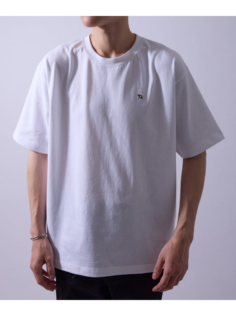 【予約商品について】 ※「先行予約販売中」「予約販売中」をご注文の際は予約商品についてをご確認ください。■重要なお知らせ※ 当店では、ギフト配送サービス及びラッピングサービスを行っておりません。ラッピング・ギフト配送について同時に複数の商品を注文された場合メーカー希望小売価格について置き配についてご利用ガイドJUN STANDARD PICKS（ジュン スタンダード ピックス）【ARNOLD PALMER * j.n.r.d】別注/ワンポイントTシャツ「4色でカラフルな傘ロゴのブランド」としてあらゆる世代に愛される『ARNOLDPALMER/アーノルドパーマ』との別注アイテム【素材】着心地のいいポリエステルとコットンの混合素材を使用。やや薄手で暑い時期に着やすく、シワになりにくいのも魅力。【デザイン・シルエット】アーノルドパーマーのj.n.r.d別注ワンポイントTシャツ。スタンダードなシルエットでインナーにも使いやすいサイズ感。左胸にはアーノルドパーマーのアイコンでもある傘ロゴを刺繍がアクセントに。［ARNOLDPALMER/アーノルドパーマー］アーノルド・パーマー（ArnoldPalmer）は、アメリカの伝説的なプロゴルファー、アーノルド・パーマー氏の名を冠して誕生したカジュアルファッションブランドです。ブランドの象徴である「傘ロゴ」は、パーマー氏がゴルフ傘からインスピレーションを得てデザインされました。1961年にアメリカで発祥し、1969年に日本初のトータルファミリーブランドとして展開され、性別や世代を超えてライフスタイルに寄り添う元気で遊び心のあるファッションを提案。あらゆる世代に愛されています。【スタイリング】スタンダードなサイズ感なので、テーパードのイージーパンツなどキレイめなシルエットのパンツと合わせて着用するのがオススメ。裏地：なし透け感：ホワイトはややあり伸縮性：あり生地感・厚さ：普通ーやや薄手ARNOLDPALMERアイテム一覧はこちら【モデル着用サイズ】Height:178cm:着用サイズLprofile：『j.n.r.d』【CHANGETONEWSTANDARD】をブランドテーマとして掲げ、トレンドを取り入れた新たなスタンダードアイテムを毎シーズン作り出し、【ただシンプルで着やすいスタンダード】という概念から脱却して、常にお客様に新鮮さを与えることを目指しているブランド。※撮影場所やライティング、お使いのモニター環境によって色の見え方が異なる場合がございます。※商品のカラーは詳細画像の色味をご参照ください。型番：AOM15000-10-010 PU2847【採寸】L／着丈72 ｜ 肩幅54 ｜ バスト120LL／着丈74 ｜ 肩幅56 ｜ バスト124M／着丈70 ｜ 肩幅52 ｜ バスト116S／着丈68 ｜ 肩幅50 ｜ バスト112商品のサイズについて【商品詳細】ブラック（01）：中国｜ホワイト（10）：中国素材：ブラック（01）：綿 100%｜ホワイト（10）：綿 100%サイズ：S、M、L、LL※画面上と実物では多少色具合が異なって見える場合もございます。ご了承ください。商品のカラーについて