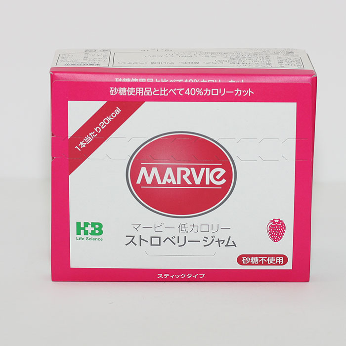 マービー　ストロベリージャム　スティックタイプ（35本） ■商品説明■ 粒よりいちごの味わい 低カロリー食品シリーズ『マービー』のジャム 1.砂糖をいっさい使わず、でんぷん生まれの還元麦芽糖の甘さだけで仕上げました。 2.砂糖使用品に比べてカロリーを40％カットした、1本20kcalのストロベリージャムです。 3.粒よりいちごを使用し、果実の風味を味わえるように仕上げました。 4.パンなどに塗りやすく、ヨーグルトソースとしても使いやすいみずみずしいなめらかさです。 ■栄養成分表(1本13g当たり) エネルギー・・20kcal たんぱく質・・・0g 脂質・・・0g 炭水化物・・・8.8g ナトリウム・・・0mg ショ糖・・・0g 商品詳細 商品番号 135_009 名称 いちごジャム 原材料 還元麦芽糖水飴、いちご、酸味料、ゲル化剤（ペクチン） 内容量 455g（13g×35本） 賞味期限 パッケージに記載 保存方法 直射日光を避け、常温で保存 広告文責 株式会社　寿草 販売者 株式会社HプラスBライフサイエンス　10 東京都千代田区神田須田町1-24-11