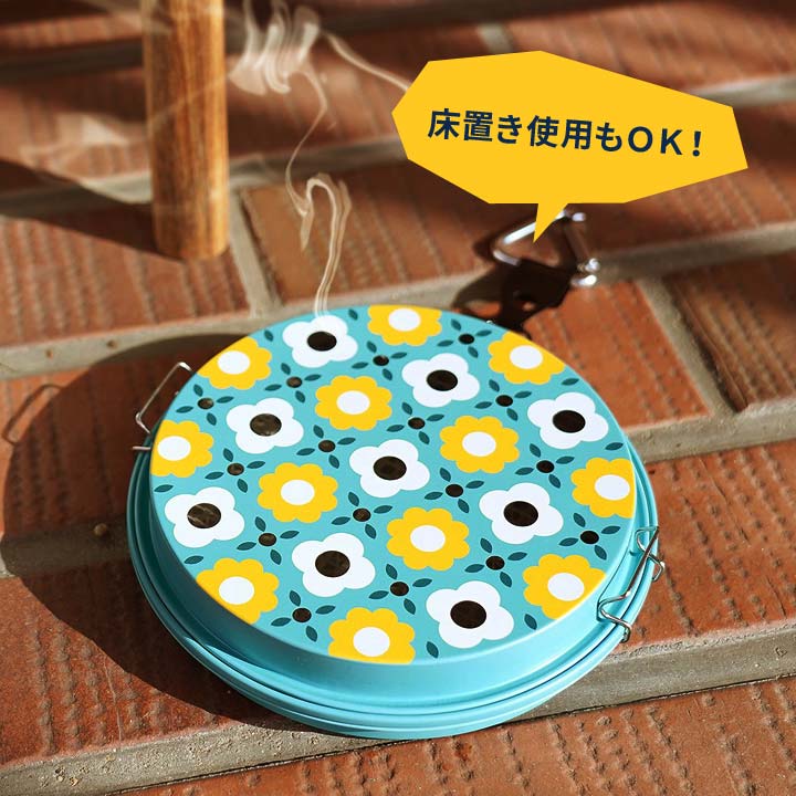 便利雑貨のジャストパートナーの【レギュラー】蚊取り線香ホルダー ポータブル 吊り下げ 床置き カラビナ付 便利グッズ インテリア 蚊とり線香 ホルダー ケース 蚊遣器 蚊やり 虫除け ブリキ 花柄【メール便可】｜アングル3