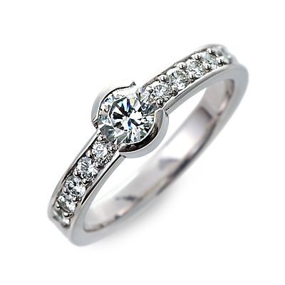ラウンドシェイプのブリリアントカット・ダイヤモンドの両サイドにそれぞれ5つずつメレダイヤをあしらいました。嵌めた時に指のサイドにまでダイヤモンドの輝きが連なる、華やかなリングです。J オリジナル プラチナ ダイヤモンド エンゲージリング 婚約指輪可能な刻字について【送料無料商品 イニシャル入れギフト 名入れギフト 刻印可能ギフト】ブランドJオリジナル品名A07-EDPX-0125-SP素材ダイヤモンド(D VVS1 3EXH&C 0.27ct〜0.25ct)PT900サイズ上幅：約 3.0mm下厚：約 1.5mm備考中央宝石研究所鑑定書付ご注文後のキャンセルはご遠慮いただいております。【有料ギフト包装不可】ご注文順に大きいCT(カラット)の石を使用させていただきます。ラウンドシェイプのブリリアントカット・ダイヤモンドの両サイドにそれぞれ5つずつメレダイヤをあしらいました。嵌めた時に指のサイドにまでダイヤモンドの輝きが連なる、華やかなリングです。j オリジナル プラチナ ダイヤモンド エンゲージリング 婚約指輪【送料無料商品 イニシャル入れギフト 名入れギフト 刻印可能ギフト】 婚約指輪