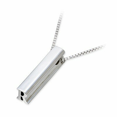 立体的なイニシャルをモチーフにしたシルバーネックレス。正面からは一見イニシャルネックレスに見えないこだわりのデザインです。イニシャルの形状をスティック状にする技法はとても繊細で高度な技術を要し一点一点職人の手によって生み出されています。Ve...