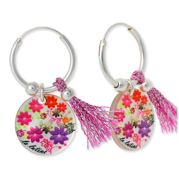 【ご注意ください】ピアスは衛生上の観点から返品不可となっております。シンプルさと女性らしい愛らしさを兼ね備えた、いつも身に着けていたくなるピアスです。カラフルなフリンジがキュートなデザイン。高いファッション性を感じさせるアイテムです。La Lutine ラリュティーノ シルバーピアス フラワー 花ブランドLa lutine品名BLOBO-09素材レジン SV925サイズ本体：約 15.3×15.3mmポスト：約 10.0mmポスト軸径：約 0.6mm重量：約 1.1g×2備考