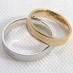 ジュエリーアイの結婚指輪 ゴールド クロス ペアリング シンプル イエローゴールドK18 ホワイトゴールドK18 マリッジリング 18金 2本セット ペア 文字入れ 刻印 可能 婚約 結婚式 ブライダル ウエディング 受注製作 クリスマス｜アングル3