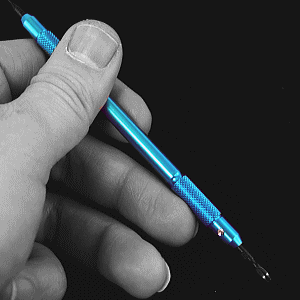 特典情報 サイズ他 全長約128mm その他 ※商品代引以外なら「ネコポス」発送可（送料￥220 / ポスト投函）。 ■細かい時計部品や工具などでお世話になっている卸商社さんがあるんですが、そこのプロデュースによるオリジナルのバネ棒はずしです。ちょっとカッコイイブルー。どうせもつならカッコいい方がいいですよね。もちろん見た目だけでなく部品屋さんならではのこだわりも・・。先端部分は交換できるようになっており万が一破損しても安心。しかも先端部分は両側の頭を持った共通タイプになっています。つまり初回は1本で2本分の頭をもっているということ（分かります？？）。お得です。※バネ棒はずしとは・・・時計のバンドを外すとき、つけるときに便利な工具。片側はバネ棒をつかみやすいY字型、反対側はバネ棒を押し出すのに便利なピン状になっています。 ＞＞使い方はこちら ※ネコポス発送OK！・・・※商品代引以外なら「ネコポス」発送可（送料￥220 / ポスト投函）。 ■交換可能な先端部などプロ仕様っぽいプレミアム感はありますが、ユーザー向けバネ棒はずしとしてはやや高めでしょうか？あと革バンドには全く問題ないですが、差込口の小さいメタルバンドにはY字側の先端がもっと細くなっていた方が便利ですね。基本的には革バンド用と思って下さい。 ※辛口チェックについて・・・