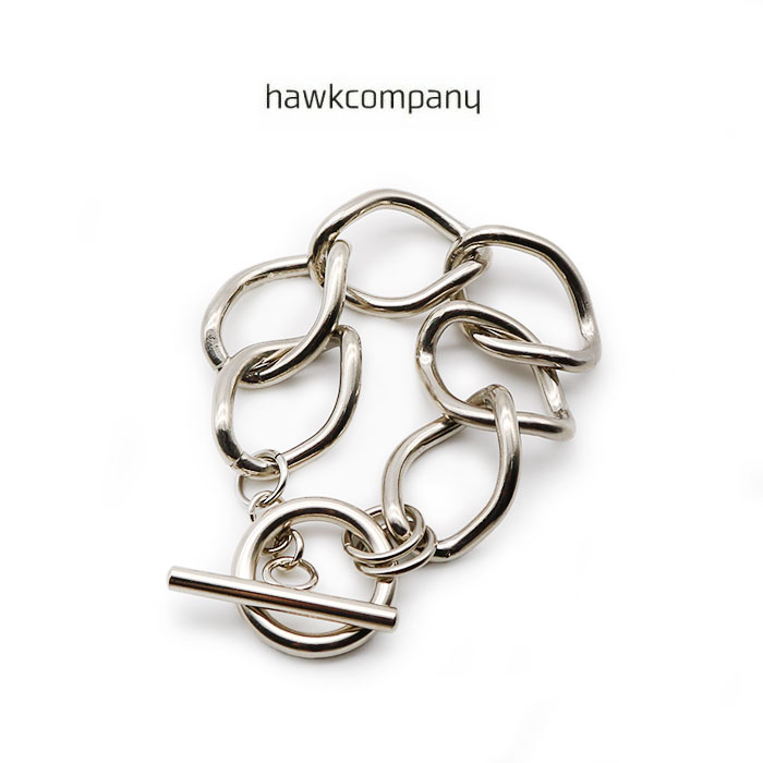 ITEM詳細 Brand Name Hawk Company -h.k.c- ホークカンパニー -エイチケイシー- ホークカンパニー一覧はこちら Item Name シルバーチェーンブレスレット [Lot/6183] 備考 【3,980円（税込）以上ご購入で送料無料】※沖縄・離島・山間部を除く 【あす楽対応商品】【あす楽】※取寄除く 【コンビニ受取対応商品】【コンビニ受け取り】 【ギフト対応】 Evidence メーカー希望小売価格はメーカー商品タグに基づいて掲載しています。 Situation [お祝い・プレゼントにも]プレゼント ギフト 父の日 母の日 クリスマス 記念日 バレンタイン ホワイトデー 誕生日 バースデー 入学 卒業 就職 退職 祝 祝い 御祝い 歓迎会 送別会 Word HawkCompany ホークカンパニー h.k.c. シルバーチェーンブレスレット 6179 日本製 シルバーアクセサリー ブレスレット メンズ レディース ユニセックス アクセサリー かっこいい シンプル おしゃれ 真鍮 ブランド プレゼント シンプル ビンテージ オシャレ 人気 贈り物 プレゼント ギフトHawk Company ホークカンパニー “ 進化したスタンダード ”というテーマのもとに、上質で厳選された素材、無骨で気の利いたディテール、だれもに“いいね”と言われる自然体を貫いているホークカンパニー。 ワークマスターがハンドメイドで革本来の“味”を最大限に引き出すことにより、耐久性の向上、容易な取り扱い、革が使い込む程に味や艶が豊かになるような関係を大切にしています。 (cm) 全長 ONE 約約20.0 ※上記サイズ表は当店で計測した実寸の数値です。 ※個体差などにより実際のサイズと多少の誤差が生じる場合がございます。 ※可能な限り商品色に近い画像を選んでおりますが、閲覧環境等により画像の色目が若干異なる場合もございます。その旨をご理解された上でご購入ください。 ※サイズに関しての交換・返品につきましては、送料がお客様負担となりますので、あらかじめご了承下さい。 ブランド Hawk Company -h.k.c- ホークカンパニー -エイチケイシー- 商品名 シルバーチェーンブレスレット 品番 6179 商品説明 手元にアクセントを添える、日本の職人により丁寧に作られたシンプルなチェーンブレスレットです。 これからのシーズンに最適です。 いつものスタイルにプラスして手元のお洒落をぜひお楽しみください。 カラー 01-シルバー 素材 アルミ / 真鍮 生産国 日本製 ゆうパケットラッピング対応 Hawk Company 一覧はこちら ▼Related Item Hawk Company ホークカンパニー イニシャルキーホルダー Hawk Company ホークカンパニー シルバーチェーンブレス