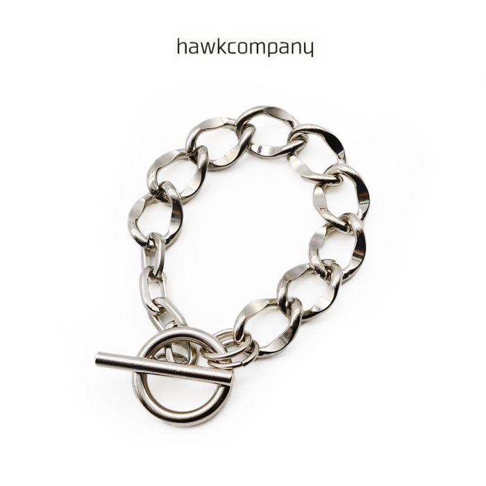 新着アイテムを見る ＞ ブランド一覧を見る ＞ 商品情報 【ブランド】Hawk Company / ホークカンパニー 【 商品名 】チェーンブレスレット 【 品　番 】6195 【 サイズ 】One 【 カラー 】01.シルバー 商品説明 手元にアクセントを添える、日本の職人により丁寧に作られたシンプルなチェーンブレスレットです。 これからのシーズンに最適です。 いつものスタイルにプラスして手元のお洒落をぜひお楽しみください。 サイズ(cm) 全長 One 約20.0 ※当店で計測した実寸の数値です。 ※採寸方法についてはこちら ※個体差により多少の誤差が生じる場合がございます。 〈アイテム詳細〉 適度な重厚感 ユニセックスデザイン 〈素材〉 アイアン、亜鉛合金 〈生産国〉 日本製 〈ご注意ください〉 可能な限り商品色に近い画像を選んでおりますが、閲覧環境等により画像の色目が若干異なる場合もございます。その旨をご理解された上でご購入ください。 ▼ おすすめのギフト・関連キーワード 大切な方へのプレゼントや贈り物にもおすすめです。父の日、クリスマス、バレンタイン、記念日、お誕生日などのギフトシーンにぜひご利用ください。10代・20代・学生・30代・40代・50代・60代の社会人からシニア世代まで幅広く喜ばれるアイテムを揃えております。 【スタイリング・特徴】アメカジ、ストリート、スポーティ、カジュアル、大人カジュアルまで幅広く対応。 【関連ワード】最強配送 / 当日発送 / 39ショップ / 日本製 / シルバーアクセサリー / ブレスレット / メンズ / レディース / ユニセックス / アクセサリー / かっこいい / シンプル / おしゃれ メーカー希望小売価格はメーカー商品タグに基づいて掲載しています。 INFORMATION 13時までのご注文で即日発送 3,980円以上ご購入で送料無料 ポスト投函（ゆうパケット） ゆうパケットラッピング可能HawkCompany -ホークカンパニー- “ 進化したスタンダード ”というテーマのもとに、上質で厳選された素材、無骨で気の利いたディテール、だれもに“いいね”と言われる自然体を貫いているホークカンパニー。 ワークマスターがハンドメイドで革本来の“味”を最大限に引き出すことにより、耐久性の向上、容易な取り扱い、革が使い込む程に味や艶が豊かになるような関係を大切にしています。 RELATED ITEMS HawkCompanyホークカンパニーシルバーチェーンブレスレット HawkCompanyホークカンパニーシルバーブレスレット HawkCompanyホークカンパニーアンティークメッセージバングル