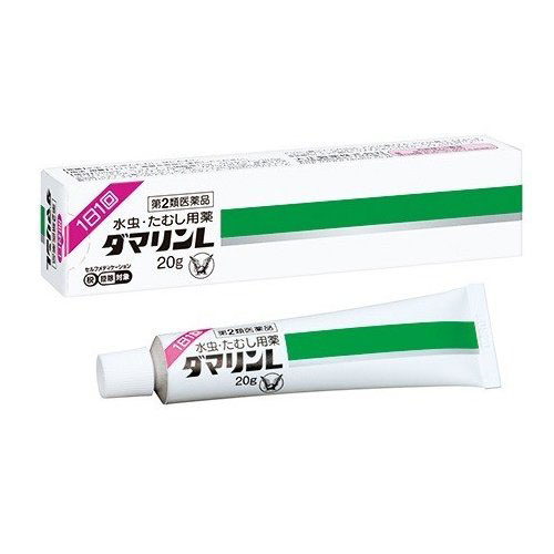 商品特徴 ■ダマリンLは、水虫薬の使用実態を考えてつくられた1日1回型の水虫・たむし治療薬です。 ■製剤技術により、皮膚への付着性を高め、角質へミコナゾール硝酸塩を移行させ、貯留させます。つまり、付いて、浸透して、留まるというクリーム剤です。 ■ジュクジュクした患部におすすめのクリームタイプ。 効能・効果 水虫、いんきんたむし、ぜにたむし 用法・用量 1日1回、適量を患部に塗布してください。 【用法・用量に関連する注意】 (1)定められた用法・用量を厳守してください。 (2)患部やその周囲が汚れたまま使用しないでください。 (3)目に入らないように注意してください。万一、目に入った場合には、すぐに水又はぬるま湯で洗い、直ちに眼科医の診療を受けてください。 (4)小児に使用させる場合には、保護者の指導監督のもとに使用させてください。 (5)外用にのみ使用してください。 成分・分量 100g中 ミコナゾール硝酸塩 1.0g、クロタミトン 10.0g、リドカイン 2.0g、グリチルリチン酸ニカリウム 0.5g、尿素 3.0g 添加物として、ステアリン酸ソルビタン、ポリソルベート60、自己乳化型ステアリン酸グリセリン、ステアリルアルコール、セタノール、プロピレングリコール、アジピン酸ジイソプロピル、アクリル酸メチル・アクリル酸-2-エチルヘキシルコポリマー、ポリオキシエチレンノニルフェニルエーテル、BHT、ピロ亜硫酸Na、エデト酸Na、ジメチルポリシロキサン、メチルセルロースを含有します。 ご使用上の注意 ■してはいけないこと （守らないと現在の症状が悪化したり、副作用が起こりやすくなります） 1.次の人は使用しないでください 本剤による過敏症（例えば、発疹・発赤、かゆみ、はれ等）を起こしたことがある人。 2.次の部位には使用しないでください （1）目や目の周囲、粘膜（例えば、口腔、鼻腔、膣等）、陰のう、外陰部等。 （2）湿疹。 （3）湿潤、ただれ、亀裂や外傷のひどい患部。 ■相談すること 1.次の人は使用前に医師又は薬剤師に相談してください （1）医師の治療を受けている人。 （2）乳幼児。 （3）本人又は家族がアレルギー体質の人。 （4）「湿疹」か「水虫、いんきんたむし、ぜにたむし」かがはっきりしない人。 （陰のうにかゆみ・ただれ等の症状がある場合は、湿疹等他の原因による場合が多い） （5）薬によりアレルギー症状を起こしたことがある人。 （6）患部が顔面又は広範囲の人。 （7）患部が化膿している人。 （8）妊婦又は妊娠していると思われる人。 2.次の場合は、直ちに使用を中止し、この説明書を持って医師又は薬剤師に相談してください （1）使用後、次の症状があらわれた場合。 ［関係部位：症状］ 皮ふ：発疹・発赤、かぶれ、かゆみ、はれ、刺激感、熱感、鱗屑・落屑（フケ、アカのような皮ふのはがれ）、ただれ、乾燥・つっぱり感、皮ふの亀裂 （2）2週間位使用しても症状がよくならない場合や、本剤の使用により症状が悪化した場合 保管及び取扱い上の注意 1.直射日光の当たらない湿気の少ない涼しい所に密栓して保管してください。 2.小児の手の届かない所に保管してください。 3.他の容器に入れ替えないでください。(誤用の原因になったり品質が変わります) 4.使用期限を過ぎた製品は使用しないでください。 内容量 20g 広告文責 株式会社　ジューゴ　06-6972-5599 メーカー(製造) 大正製薬株式会社 お問合せ：03-3985-1800　 受付時間：8:30〜21:00（土、日、祝日を除く） 区分 日本製・第2類医薬品