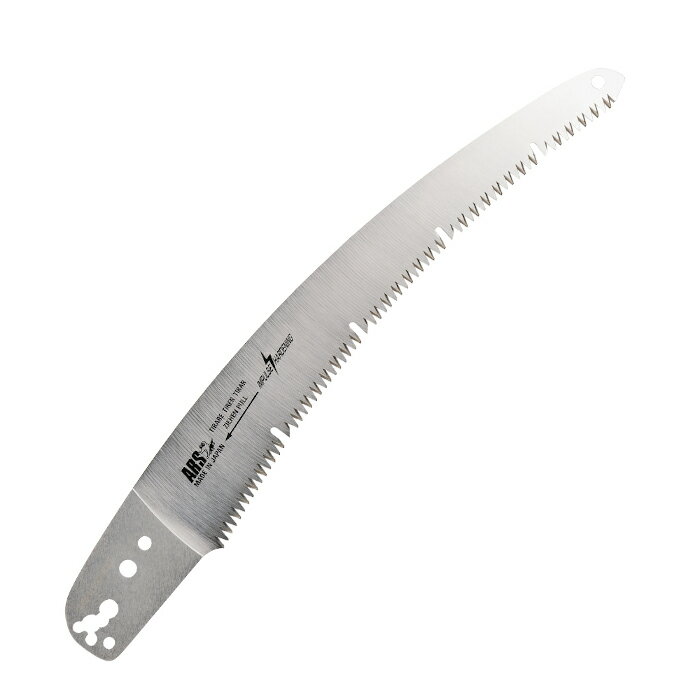 ●剪定鋸ジェットカーブプロ32（UV-32PRO）の替刃です。 ●全長（使用時）（mm）： 385 ●刃長（mm）： 320 ●質量（g）： 115 ●刃のピッチ（mm）： 8 ●切り幅（mm）： 1.4 ●刃の鋼材： 高炭素刃物鋼 ●刃の表面処理： ハードクローム仕上げ ●適合商品： UV-32PRO ■高炭素刃物鋼： 鉄と炭素の化合物である刃物の素材（鋼）は、炭素の含有量が多いほど、刃物の硬さを増します。アルスは、素材選びの段階から鋼を厳選し、すべてが完全に球状化焼鈍されたもののみをすべての商品に使用しています。 ■ハードクローム仕上げ： 5〜10μのハードクローム層で表面を覆い、さびにくく、摩耗に強く、耐久性があり、また、ヤニがつきにくいといった利点があります。目詰まりしにくく、生木の剪定にはその威力を発揮します。 ■アサリわけなし： 刃先のバラつきを無くし、スムーズな切れ味を実現するために、鋸刃をテーパーに研磨しています。鋸の背を薄く、刃部を厚くすることで、必然的にアサリわけの機能を持ち、切断面が常に一定になり、切り口がツルツルに仕上がります。 ■UVカット： 目詰まりのしにくい特殊目立て刃（UVカット）の採用により、タテびきもできるようになりました。木目を気にせず、タテびき、ヨコびき、ナナメびきが、さらにスムーズにできます。 【メーカー名】アルスコーポレーション（株） 【メーカー品番】UV-32PRO-1
