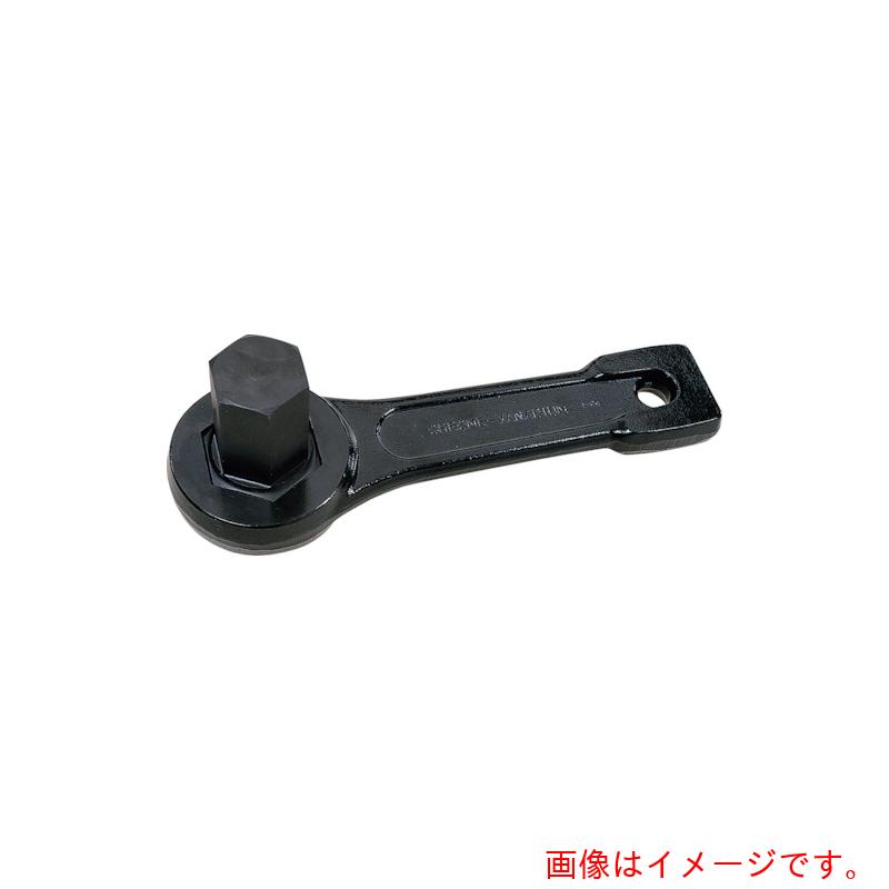 特長 ●柄の後部穴にロープを通し引っ張りながら打撃部をハンマーで叩いて増し締めしたり、錆びついたボルト・ナットの緩め作業に最適です。 ●材質は特殊鋼で、衝撃を考慮した硬度でJIS強力級スパナの2.5倍以上の強度をもつ、最も強靭なレンチです。 ●対辺六角タイプです。 ●DA1400、DA1700は六角ビットの差込径が一緒のため交換可能です。 ●表面は、カチオン電着塗装です。 用途 ●六角穴付きボルト・六角穴付き止めネジの締結作業。 仕様 ●対辺寸法(mm)：17 ●全長(mm)：197 ●二面幅寸法(mm)：17 ●頭部板厚(mm)：60 ●柄部板厚(mm)：15 ●対辺(mm)：17 材質 ●特殊鋼 ●表面処理:カチオン電着塗装 質量・質量単位 ●0.78kg 【メーカー名】旭金属工業（株） 【メーカー品番】DA1700