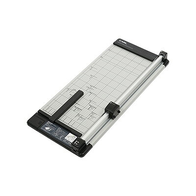 ●ポスターなども簡単裁断 A2サイズ可能。 ●紙あて定規付 ●本体サイズ： W360×L832×H80mm ●本体重量： 4.2kg ●対応サイズ： A2 ●裁断枚数[丸刃]： 15枚 (約1.35mm厚)　※スライダー1往復 ●裁断枚数[ミシン目刃]： 3枚 (約0.27mm厚) ●裁断幅： 654mm ●付属品： 替刃:丸刃×1枚／ミシン目刃×1枚、替刃用空ケース×1個、替カッターマット(M-250)×1本 ※購入時は丸刃とカッターマットが本体に装着済みです。 ※裁断枚数は、コピー用紙64g/m2（約0.09mm厚）使用時での枚数です。 ※「ディスクカッター」は、メーカーの登録商標です。 【メーカー名】カール事務器（株） 【メーカー品番】DC-250