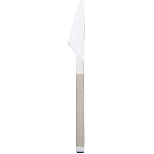 特長 ●金属カトラリーに天然綿（100％）を組み合わせました。手触りの柔らかさと、食器との接触音の軽減など、これまでにない優しいカトラリーです。 仕様 ●全長(mm)：206 ●色：ブラウン 材質 ●ステンレス ●表面加工：布着せ仕上げ（HVS特殊布転写 綿100％） 質量・質量単位 ●53.0g 【メーカー名】江部松商事（株） 【メーカー品番】1249400