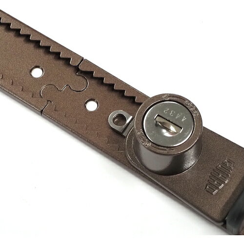 特長 ●キー穴にはホコリ防止のシャター機構付き ●業界初レール繋げてスライド調節幅180mm ●施錠時のスライド感がやさしい窓とサッシュ枠に負担を掛けない機構です 仕様 ●色：ブロンズ ●奥行(mm)：25 ●本体寸法(mm)幅：31 ●本体寸法(mm)縦×横×奥行：227×31×25 ●本体寸法(mm)長さ：227 材質 ●本体：亜鉛合金製焼付け仕上 ●裏板、レール部：ステンレス製 ●キー：真鍮製、ニッケルメッキ仕上げ 質量・質量単位 ●160.0g セット内容・付属品 ●ロック本体：1個　レール：2本　レール取付用両面シール：2枚　キー：2本 【メーカー名】（株）ガードロック 【メーカー品番】NO.540WB 【法人限定商品】※下記注意事項を事前にご確認ください。 ●この商品は送料が別途必要になります。 ●ご注文後、改めて当店より送料をご連絡させていただきます。送料のご了承をいただいてからの手配となります。（ご連絡までに数日かかる場合があります） ●手配後のキャンセル・返品・交換はできません。 ●メーカー直送、または、福山通運・西濃運輸・佐川急便でのお届けとなります。 ●配送業者の指定はできません。 ●原則法人宛（個人宅を除く）のみの配達となります。個人宅へのお届けの場合は事前にお問い合わせください。 ●お届け先の宛名または住所に法人名の記載がない場合は、法人であっても個人宅扱いとなります。 ●個人宅（法人名不記載を含む）へのお届けができない場合があります。 ●一部配送業者は平日のみの配達になります。原則時間指定はできません。 ●他メーカーとの同梱不可。 ●代金引換決済のご利用不可。