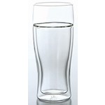 特長 ●耐熱ガラス製ダブルウォールビアグラスです。 ●ガラスが二重になっているので、熱い飲み物でも持ちやすく、また冷たい飲み物のときは結露を防ぎます。 ●飲み口は1重で口当たりも良く、飲み物の温度がわかって安心です。 仕様 ●PL表記：熱湯用 ●満水容量380ml 材質 ●本体：耐熱ガラス 質量・質量単位 ●245.0g 注意事項 ●電子レンジはご使用できません。 ●食洗機はご使用いただけます。 ●ケース割れの場合、運賃に加えて梱包手数料のご負担をお願いしております 【メーカー名】HARIO（株） 【メーカー品番】TBG-380