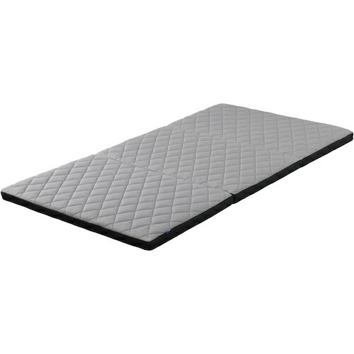 特長 ●気になる寝具のにおいを軽減できる消臭ニット生地を採用したマットレスです。 ●かための約5cmのエアロキューブ［［R上］］で身体をしっかり支えます。 ●エアロキューブ［［R上］］とメッシュ生地により、湿気を逃し快適な寝心地です。 ●コンパクトに収納できる三つ折りタイプです。 仕様 ●幅(mm)：950 ●奥行(mm)：1980 ●高さ(mm)：60 材質 ●（側生地）表面：レーヨン100％、中綿：ポリエステル100％、裏面・側面：ポリエステル100％ ●（中材）合成繊維（ポリエーテルエステル系繊維） ●（中袋）ポリエステル100％ 質量・質量単位 ●5.2kg 【メーカー名】アイリスオーヤマ（株） 【メーカー品番】AMEN60-S