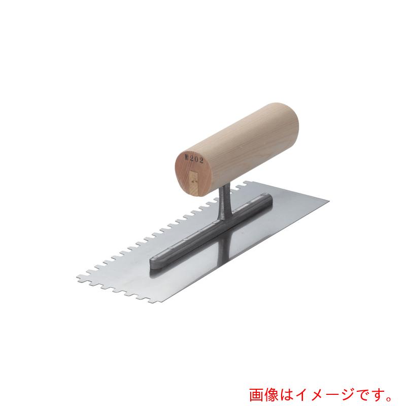 特長 ●さびが出てはいけない接着材、モルタル、その他材料を均等に延ばす作業、特に酸系の材料に最適です。 用途 ●接着剤、モルタル、その他材料を均等に延ばし作業でコテが錆びない作業に。 仕様 ●元幅(mm)：88 ●先幅(mm)：88 ●サイズ(mm)：255 ●特殊焼き入れ鋼にコテ二面にクシ目を付けたコテ 材質 ●特殊鋼 ●柄は檜 ●首は極軟鋼 ●ステンレス鋼・0.5 質量・質量単位 ●240.0g 注意事項 ●柄部を踏んだり、しないでください、カシメがうく恐れがあります。 【メーカー名】ナルセ商工（株） 【メーカー品番】SKK-255 【法人限定商品】※下記注意事項を事前にご確認ください。 ●この商品は送料が別途必要になります。 ●ご注文後、改めて当店より送料をご連絡させていただきます。送料のご了承をいただいてからの手配となります。（ご連絡までに数日かかる場合があります） ●手配後のキャンセル・返品・交換はできません。 ●メーカー直送、または、福山通運・西濃運輸・佐川急便でのお届けとなります。 ●配送業者の指定はできません。 ●原則法人宛（個人宅を除く）のみの配達となります。個人宅へのお届けの場合は事前にお問い合わせください。 ●お届け先の宛名または住所に法人名の記載がない場合は、法人であっても個人宅扱いとなります。 ●個人宅（法人名不記載を含む）へのお届けができない場合があります。 ●一部配送業者は平日のみの配達になります。原則時間指定はできません。 ●他メーカーとの同梱不可。 ●代金引換決済のご利用不可。