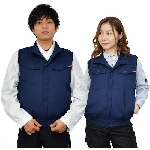 特長 ●素材に高密度ポリエステル90％＋コットン10%の日本製生地を採用し、気密性を高めたカジュアルな着心地のユニセックス仕様の空調ベストです。 ●国産の超高耐光生地ならではの色褪せしにくい素材です。 ●別売の保冷剤(0911)を背中のポケットに入れると常時フレキシブルに身体に密着効果を体感できます。 ●岡潮販売の空調セット「大容量バッテリーセット」、「モバイルバッテリーセット」、「ブラシレスファン・モバイルバッテリーセット」が使用できます。 用途 ●熱中症対策に ●※特に30℃を越える真夏日には別売の保冷剤(OK0911)を併用していただくとより効果が高まります 仕様 ●色：ネイビー ●着丈(cm)：69 ●胸囲(cm)：131 ●肩幅(cm)：49 ●冷却ファン有無：無 ●サイズ(mm)：3L ●ファン穴径(mm)：Φ90 ●日本製生地ポリエステル90%＋コットン10%(超高耐光加工、制電性加工、防シワ加工) 材質 ●ウェアの素材：ポリエステル90％＋コットン10% 質量・質量単位 ●300.0g セット内容・付属品 ●ウェア：1着 注意事項 ●空調ファン、リモコン付きケーブルは他社製の商品と組み合わせての装着および動作を保証しておりません。 ●※ウェア／服のみになります。 ●※空調ファン、バッテリー、ケーブルのセットは別途ご購入下さい。 【メーカー名】（株）ステータスユニ 【メーカー品番】20211N-3L