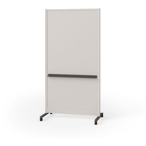 特長 ●グレーでシックな印象が落ち着いたトーンでおしゃれな空間にマッチします。 用途 ●会議・ミーティング・研修に。 ●空間を仕切るパーティションに。 仕様 ●板面色：グレー ●枠色：グレー ●板面外寸(mm)縦：1643 ●板面外寸(mm)横：876 ●幅(mm)：950 ●奥行(mm)：560 ●高さ(mm)：1840 ●付属イレーサー：有り ●フレームも板面もグレー色でおしゃれな雰囲気にマッチしながらも視認性はしっかりと確保。 ●脚と同色のマグネット式トレイはお好みの位置に移動可能。 ●グリーン購入法適合商品。 材質 ●脚 : スチール（粉体塗装） ●板面 : 水性塗装鋼板 ●芯材 : 段ボール ●フレーム : アルミ（粉体塗装） 質量・質量単位 ●11.0kg セット内容・付属品 ●マグネット付きトレイ2個 ●マーカー（黒・赤） ●イレーザー(大) ●キャスター：ストッパー付（全個） 注意事項 ●組立・施工が必要な商品です。 ●組立・施工をご依頼の際は別途料金かかります。 【メーカー名】プラス（株） 【メーカー品番】PWC-0918DCK-GBR