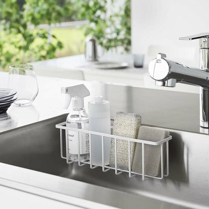 ●フィルムフックで簡単取り付け！ ●スポンジ、食器用洗剤、除菌スプレーなどまとめて収納できるワイドラック。 ●水に強く目立ちにくい貼って剥がせるフィルムフックで、浮かせて収納できます。 ●フィルムフック2 個でしっかり固定。 ●シリコーンの滑り止め付き。 ●シンクの側面にも取り付け可能。 ●キッチンパネルに簡単取り付け。 ●タイルにも取り付け可能。 ●商品サイズ： 約W30.5×D8.5×H10cm（フィルムフック含まず）、フィルムフック接着面:約W6×H6cm（1つあたり） ●内寸サイズ： 本体:約W30×D6.5×H9cm ●品質表示： 本体:スチール（ユニクロメッキ+粉体塗装）、キャップ:シリコーン、フィルムフック×2:ポリカーボネート・PET・ポリウレタン ●耐荷重： 約2kg ●耐熱： フィルムフック:60℃ ●耐冷： フィルムフック:-40℃ 【メーカー名】山崎実業（株） 【メーカー品番】06913