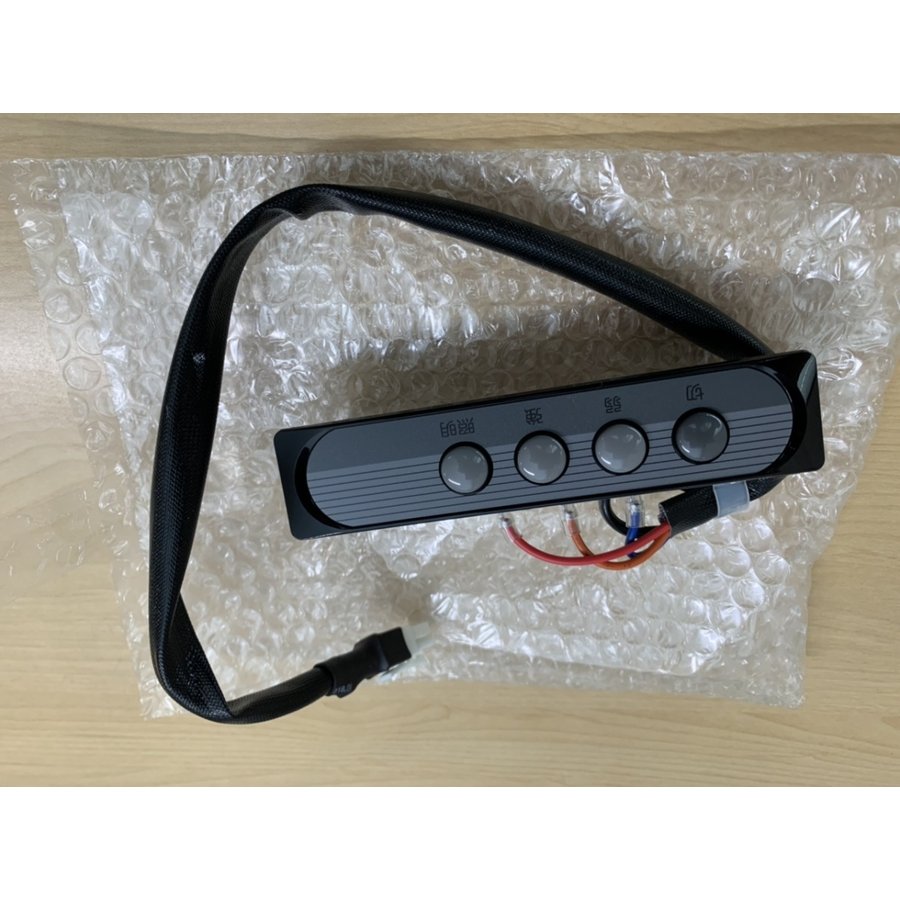 LAMP スガツネ工業埋込トリプルスイッチ PXP-J-NKW03008型品番 PXP-J-NKW03008-SB注文コード 210-026-136色 ソフトブラック定格電圧 AC300V定格電流 15A※取り付けには電気工事士の資格が必要です。