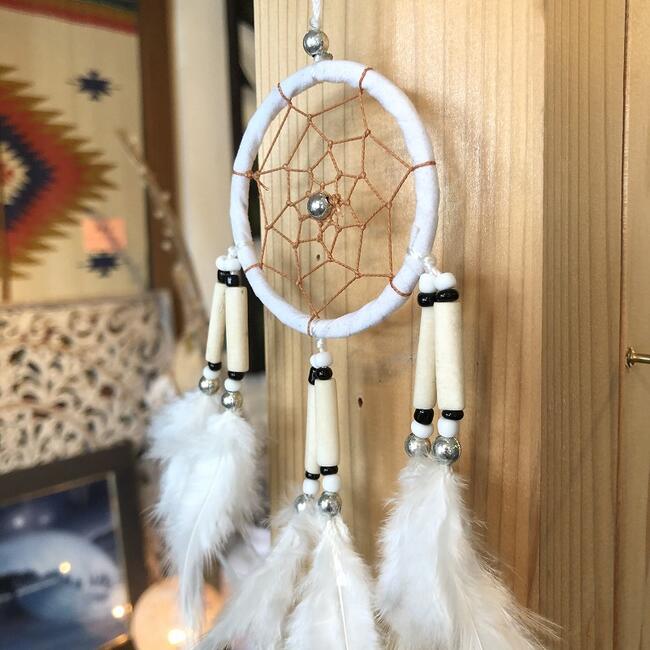 送料無料 ドリームキャッチャー 車 おしゃれ キャンプ バンライフ カーキャンプ アジアン雑貨 バリ雑貨 ビーチスタイル カーアクセサリー カフェ サロン エステ スパ サーファーズハウス ボヘミアン BOHO アジアンインテリア アジアン家具 バリ島直輸入6cm ホワイト通販格安セール情報 楽天 通販