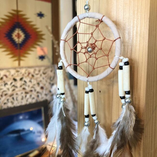 送料無料 ドリームキャッチャー 車 おしゃれ キャンプ バンライフ カーキャンプ アジアン雑貨 バリ雑貨 ビーチスタイル カーアクセサリー カフェ サロン エステ スパ サーファーズハウス ボヘミアン BOHO アジアンインテリア アジアン家具 バリ島直輸入6cm ベージュ通販格安セール情報 楽天 通販