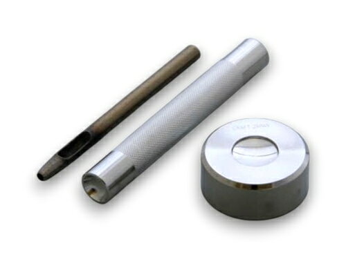 打具・打台・推奨ハトメ抜きのセットです。 対応飾りカシメ：No.1014(Φ9mm) セット内容：飾りカシメ打（中）・ハトメ抜き10号・打台 クリックポスト(メール便)選択可。 クリックポスト(メール便)は、代金引換不可です。 また、不達・紛失等、郵便事故の際の内容品補償はございませんので、ご了承願います。