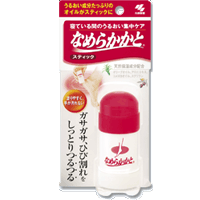 特徴 1.うるおい成分たっぷりのオイルをギュッと固めたスティックタイプなので、塗りにくいかかとにも、手を汚さずに手軽に塗れます。 2.天然保湿成分オリーブオイル・スクワラン配合でうるおいをたっぷり与え、肌にスッとなじみます。 ・ひじ、ひざなどにもお使いいただけます。 ・寝る前だけでなく、日中のお手入れにもお使いいただけます。 ・無香料・無着色 使用方法 キャップを外し、容器底部の回転部分を回します。先端を3mm程度出し、かかとなどのカサつきの気になる部分に、薄くムラなく塗り広げてください。 お風呂上がりに毎日塗り続けることをおすすめします。 ・肌を清潔にし、水分を良くふきとってからお使いください。 ・ご使用後はキャップをしっかりとしめてください。 ・塗った後、靴下をはくとより効果的です。 ・個人差はありますが、毎日1回、両かかとに塗った場合約2ヶ月ご使用になれます。 日頃のケアとしてスティックをお使いください。気になるときには、寝ている間に貼って、集中ケアする別売の「なめらかかと　うるおいパック」をおすすめします。 成分 ワセリン、ヒマシ油、オリーブ油、スクワラン、セレシン、ミツロウ、マイクロクリスタリンワックス、セタノ−ル、ベヘニン酸、キダチアロエ葉エキス、コメヌカオイル、酢酸トコフェロ−ル 使用上の注意 ・顔・粘膜には使用しない。 ・肌に傷・はれもの・しっしんなど異常がある部位には使用しない。 ・使用中や使用後に赤味、はれ、かゆみ、刺激などの異常があらわれた場合は使用を中止し、皮ふ科医に相談する。 ・用途以外には使用しない。 ・乳幼児の手の届かないところに保管する。 ・直射日光や高温の場所を避け、なるべく冷所に保管する。 ・スティックを出しすぎたり、塗るとき力を入れ過ぎると、スティックが折れたり、形状が崩れる恐れがあるので注意すること。 広告文責 くすりの勉強堂TEL 0248-94-8718 ■発売元：小林製薬株式会社