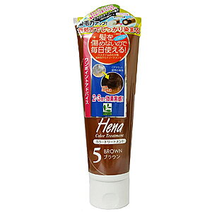※パッケージデザイン等は予告なく変更される場合がございます。 予め御了承ください。 特徴 お風呂でカンタン！カラートリートメント！ ●ヘナエキスが髪のダメージをケア、しっとりなめらかかな髪に整えます ●加水分解ケラチンが細く弱い髪にコシを与えて、ふんわりボリュームアップします。 ●シリコン不使用、無香料。 内容量250g 使用方法 (1)．シャンプー後、タオルなどで水分をよく拭き、水気を十分に切り、白髪部分を中心に髪全体に、クシや手でなじませます。 (2)．5分くらいおいてから、よくすすぎます。 ●手に色が残ってもせっけんで洗えば落ちますが、爪の間はやや落ちにくいのでクシをお使いになることをおススメします。 ●すすぎが不十分だと、雨や汗で色落ちすることがあります。 ●頭皮にはすりこまないでください。 ●シャンプーは、髪のカラーリング環境を整える「ヘナアミノシャンプー」をお使いになるとより効果的に着色できます。 着色効果は元の髪の色、髪質により異なります。 黒髪、濃い色の髪を明るい色にすることは出来ません。 成分 水、ミリスチルアルコール、PG、ジメチルステアラミン、ベヘニルアルコール、ヘンナ葉エキス、加水分解ケラチン(羊)、シクロヘキサン-1、4-ジカルボン酸ビスエトキシジグリコール、(加水分解シルク/PGプロピルメチルシランジオール)クロスポリマー、ポリクオタニウム-73、シア脂、加水分解コンキオリン、オウゴンエキス、アルテア根エキス、カンゾウ根エキス、アジピン酸ジイソブチル、ミリスチン酸、ヘキシルデカノール、ココイルアルギニンエチルPCA、乳酸、BG、フェノキシエタノール、(+/-)HC青2、HC黄4、HC赤3、4-ヒドロキシプロピルアミノ-3-ニトロフェノール、塩基性赤76、塩基性茶16、塩基性青99、塩基性黄57 ご注意 ●着色効果は元の髪の色、髪質により異なります。黒髪、濃い色の髪を明るい色にすることはできません。 ●ヘナ(ヘンナ)エキスはトリートメント成分として配合しています。カラーリング成分は色素です。 ●ご使用の前にパッチテストを行ってください。特にアレルギー体質の方、染毛剤でかぶれたことのある方はご注意ください。パッチテストの方法はシールの裏面をご覧ください。 ●頭皮に異常があるとき、または異常があらわれたときはご使用をおやめください。 ●目に入らないようにご注意ください。もし入った場合は、すぐに水かぬるま湯で洗い流してください。 ●ご使用後、育毛料・トニックなどを多量に使用すると色落ちすることがあります。 ●手などに色が残った場合は、すぐに石けんで洗ってください。 ●浴室の床や壁についた場合は、すぐに洗い流してください。万一落ちないときは市販の漂白剤を、使用方法をよくお読みの上お使いください。 ●乳幼児の手の届かないところに保管してください。 広告文責くすりの勉強堂TEL 0248-94-8718 ■発売元：三宝商事株式会社