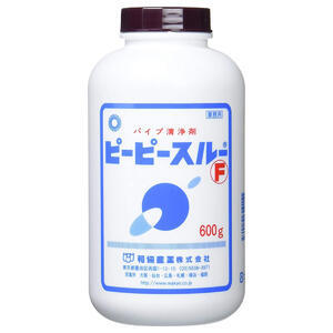 特徴 ●配管詰まり洗浄剤のベストセラーの家庭版! プロが認めた住まいの保健薬。排水管の汚れ・ニオイ・排水トラブルの原因をすっきりキレイに解消。 化学反応の力によってヨゴレを溶解し、スムーズな流れにする優れた効果があります。 定期的に使用することで、より清潔で快適な生活環境を応援します。 ●4つの力でヨゴレを落とす・発熱の力:ヨゴレを軟らかくして流れやすくし溶解促進! ・アルカリの力:油脂やタンパクヨゴレを化学の力で溶解!・酸素の力:こびりつくヨゴレを剥離! ・アワの力:ヨゴレを側面からはがして押し流す! ●パイプの詰まり、ニオイを化学の力で取り除く! 流し、洗面所、浴場などの排水管の悪臭やつまりの原因となっている主な物質は、油脂・スライムなどのような場合がほとんどです。 これらはピーピースルーFの優れた洗浄力によって解消することができます。 ピーピースルーFは、強力な発泡と発熱作用で、排水管内のヨゴレを取り除き、清潔に保つ衛生的な排水管洗浄剤です。 原材料・成分 ケイ酸アルカリ塩、KOH、NaOH、過炭酸塩、界面活性剤 内容量 600g 用途 【台所・手洗い・浴室等の各種排水管内に付着した、油脂・ヌメリ・有機物の除去】 プラスチック・ゴム製品・木片・金属類による詰まりには効果が期待できません。 大便器・小便器などトイレへの使用には適してしておりません。 男子用小便器の尿石スケールにも効果が期待できません。こちらは専用の尿石除去剤「デオライト」シリーズをご使用ください。 使用方法 (1)本剤約150gを排水口の周りに撒いてください。 (2)薬品の外側に沿って水または温水約400〜500mLを静かに注ぎ、薬剤を排水口に流しいれてください。 (3)そのまま30分〜1時間、あるいは一晩放置した後、多量(5L位)の水で押し流してください。 ※つまりが頑固でまだ水の流れが悪いときは、放置時間を長くして上の作業をもう一度繰り返してみてください。 ※冬季等寒冷時の場合は、できるだけ温湯水をご使用ください。 ※つまりの予防や悪臭防止のためにも、月2回程度の定期的な洗浄をお勧めします。 液性 アルカリ性 広告文責 くすりの勉強堂TEL 0248-94-8718 ■発売元：和協産業