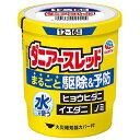 ※パッケージデザイン等は予告なく変更されることがあります。予め御了承下さい。【商品特徴】まるごと駆除＆予防 アレルギーの原因となるダニ・ノミ対策に！・屋内に多く生息するダニ類を駆除し、増殖を抑制します（予防効果）。 ・ミクロの粒子がお部屋のすみずみまでしっかり行き渡ります。・水を使うタイプなのでお部屋を汚さず、ニオイも残りません。・火災報知器カバー付 【効能・効果】屋内塵性ダニ類の増殖抑制及び駆除、イエダニ、ノミ、ハエ成虫、蚊成虫の駆除。【成分】 有効成分：フェノトリン(ピレスロイド系)10.9％、メトキサジアゾン(オキサジアゾール系)1.7％、アミドフルメト(トリフルオロメタンスルホンアミド系)4.2％ その他の成分：アゾジカルボンアミド、他2成分【用法・用量】(使用量)各害虫の駆除には次の使用量をお守りください。 ・屋内塵性ダニ類の増殖抑制及び駆除、イエダニ・ノミの駆除：12畳〜16畳(20〜26平方メートル)あたりに1缶 ・ハエ成虫、蚊成虫の駆除：24畳〜48畳(40〜80平方メートル)あたりに1缶【使用上の注意】[してはいけないこと] (守らないと副作用・事故が起こりやすくなります) ・薬剤を吸い込まないように注意してください。万一吸い込んだ場合、咳き込み、のど痛、頭痛、気分不快等を生じることがあります。 ・アレルギー症状やかぶれなどを起こしやすい体質の人、病人、妊婦、子供は薬剤(煙)を吸い込んだり、触れないようにしてください。 ・容器に水を入れ、缶をセットしたら、すみやかに部屋の外に出て、戸を閉め切ってください。所定時間(2時間以上)経過しないうちに入室しないでください。 ・缶は水に浸すとすぐに熱くなるので、直接手を触れないでください。ヤケドをする恐れがあります。 ・使用する部屋や家屋から薬剤が漏れないように注意してください。・使用後は、部屋を十分に換気してから入室してください。[相談すること] ・万一身体に異常が起きた場合は、直ちにこの添付文書を持って本品がピレスロイド系薬剤、オキサジアゾール系薬剤及びトリフルオロメタンスルホンアミド系薬剤の混合剤であることを医師に告げて、診療を受けてください。 [その他の注意]・定められた使用方法、使用量を守ってください。 ・皮膚、目など人体にかからないようにしてください。薬剤が皮膚についた場合は、石けんと水でよく洗ってください。また、目に入った場合は、直ちに水でよく洗い流してください。 ・火災報知器が作動することがあります。必ず添付の専用カバーまたはポリ袋などで覆いをして使用してください。また、火災報知器の直下では使用しないでください。カバーで覆っている間、火気の管理には十分注意し、使用後は必ず覆いを取り除いてください。 ・寝具、衣類、飲食物、食器、子供のおもちゃ、飼料、美術品、仏壇仏具などに薬剤がかからないようにしてください。 ・はく製、毛皮、和服(金糸、銀糸の入ったもの)などは、変色したりシミになることがあるので、ポリ袋に入れるか覆いをするなどして、直接薬剤がかからないようにしてください。 ・小鳥などのペット類、観賞植物はしっかり換気するまで部屋の外に出してください。また、観賞魚や観賞エビはエアーポンプを止めて完全密閉(水槽に覆いをして、ガムテープなどで密閉)するか、しっかり換気するまで部屋の外に出してください。 ・はがね製品、銅やシンチュウ製のものは変色することがあるので、覆いをするか部屋の外に出してください。 ・故障の原因となるので、パソコン、テレビ、ゲーム機器、オーディオ・ビデオ製品などの精密機器にはカバーをかけ、テープ、ディスクなどは箱に収納してください。(大型コンピュータの設置されている部屋では使用しないでください。) ・本品は、ふとんなど寝具の害虫駆除には使用しないでください。【医薬品の保管および取扱い上の注意】 ・湿気を避け、涼しい所に保管してください。・子供や第三者の監督が必要な方の誤食を防ぐため、保管場所に注意してください。 ・使用後の缶は不燃物として廃棄してください。その際、缶に水をかけないでください。未反応の薬剤が残っていた場合は発熱し、蒸散する恐れがあります。 【区分】第2類医薬品【お問い合わせ先】アース製薬株式会社電話0120-81-6456 受付時間9：00-17：00(土・日・祝日を除く)■製造販売元：アース製薬株式会社広告文責くすりの勉強堂 0248-94-8718文責：薬剤師　薄葉 俊子