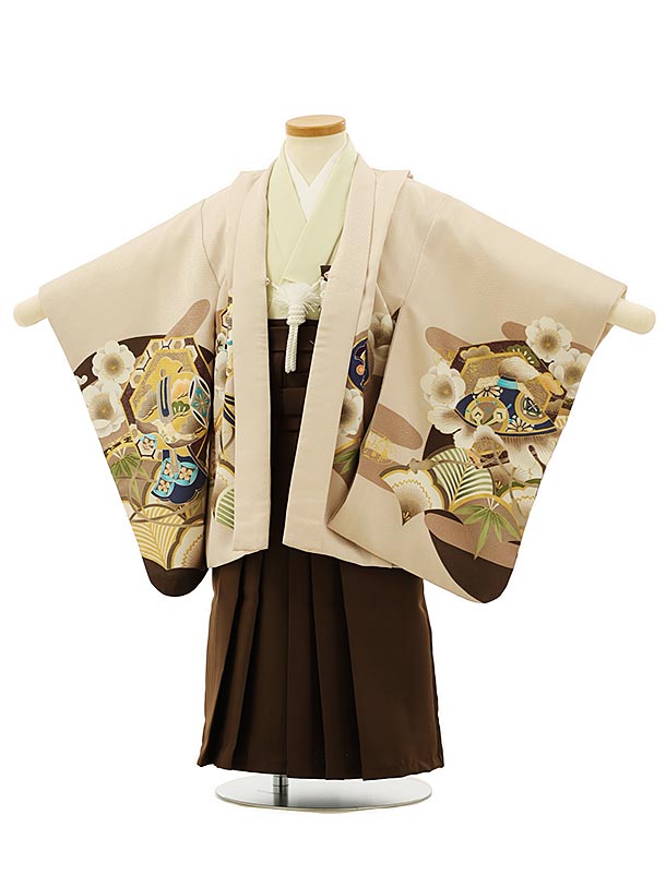 ■七五三レンタル一覧はこちらからどうぞ※商品の色については画面を表示するモニターによって実際と多少異なる場合がございます。ご了承下さいませ。 商品詳細 ［七五三レンタル］ ■素材:化繊 ■身丈:54cm 肩裄:42cm 袖丈:47cm(羽織)■袴丈:52cm(おへそからくるぶしまでの長さです。)※標準サイズに調整済みです。※簡単なサイズ調整が必要な場合があります。※小物は着物に合わせてコーディネートさせていただきます。箱タイプでの配送となります。 身長 95〜105cm前後 サイズ等について詳しくは 《京都かしいしょう》まで メールにてお問い合わせ下さい。 【送料無料（北海道・沖縄・一部離島を除く）】七五三レンタル料金最安値に挑戦！ ※システム上、カレンダーが「×」でもご注文は可能ですが、ご予約をお取りすることが出来ません。 ご利用日が「○」の商品からご注文下さい。 尚、ご予約の確定は「【京都かしいしょう】ご注文内容のご案内」メールにてお知らせいたします。